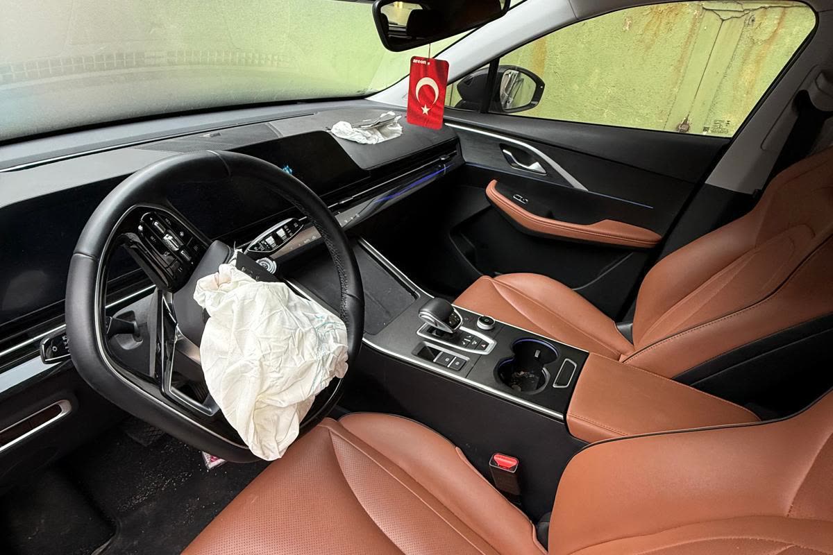 Airbag patlamış araç alımı için iç hasar incelemesi