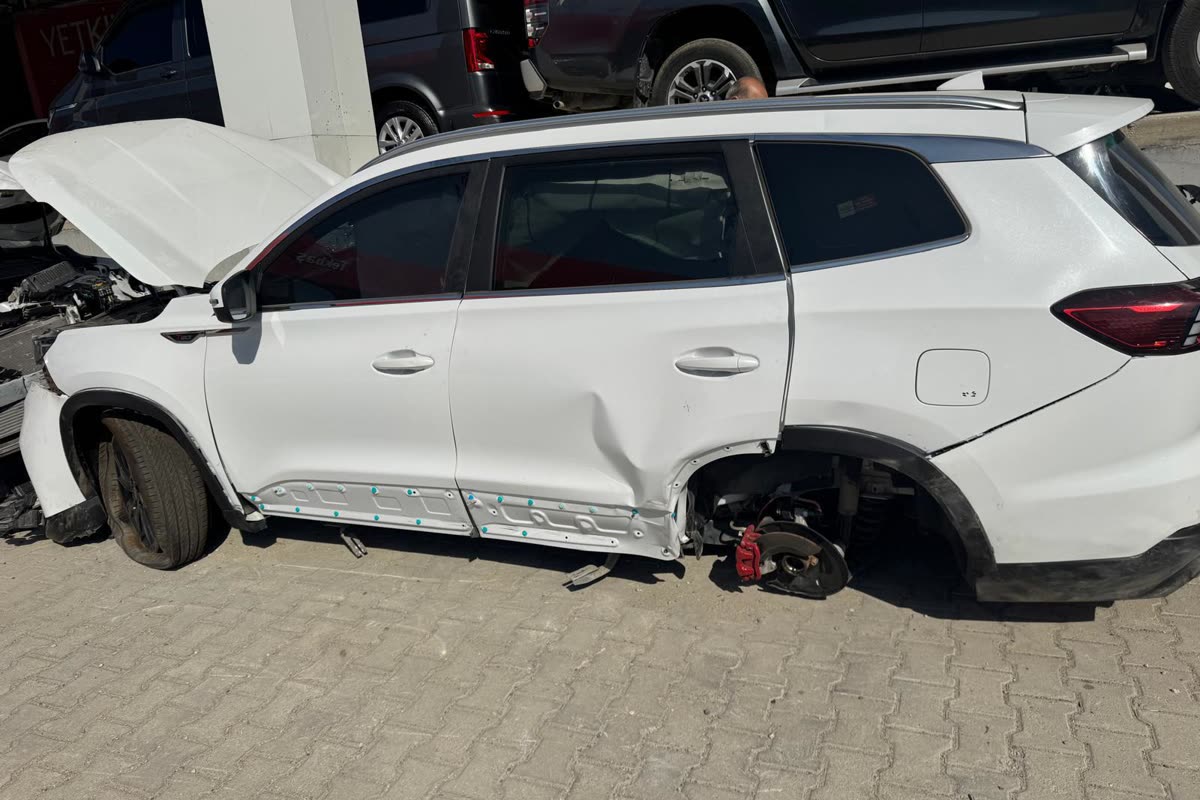 Pert araç alımı için ağır hasarlı SUV değerlendirmesi